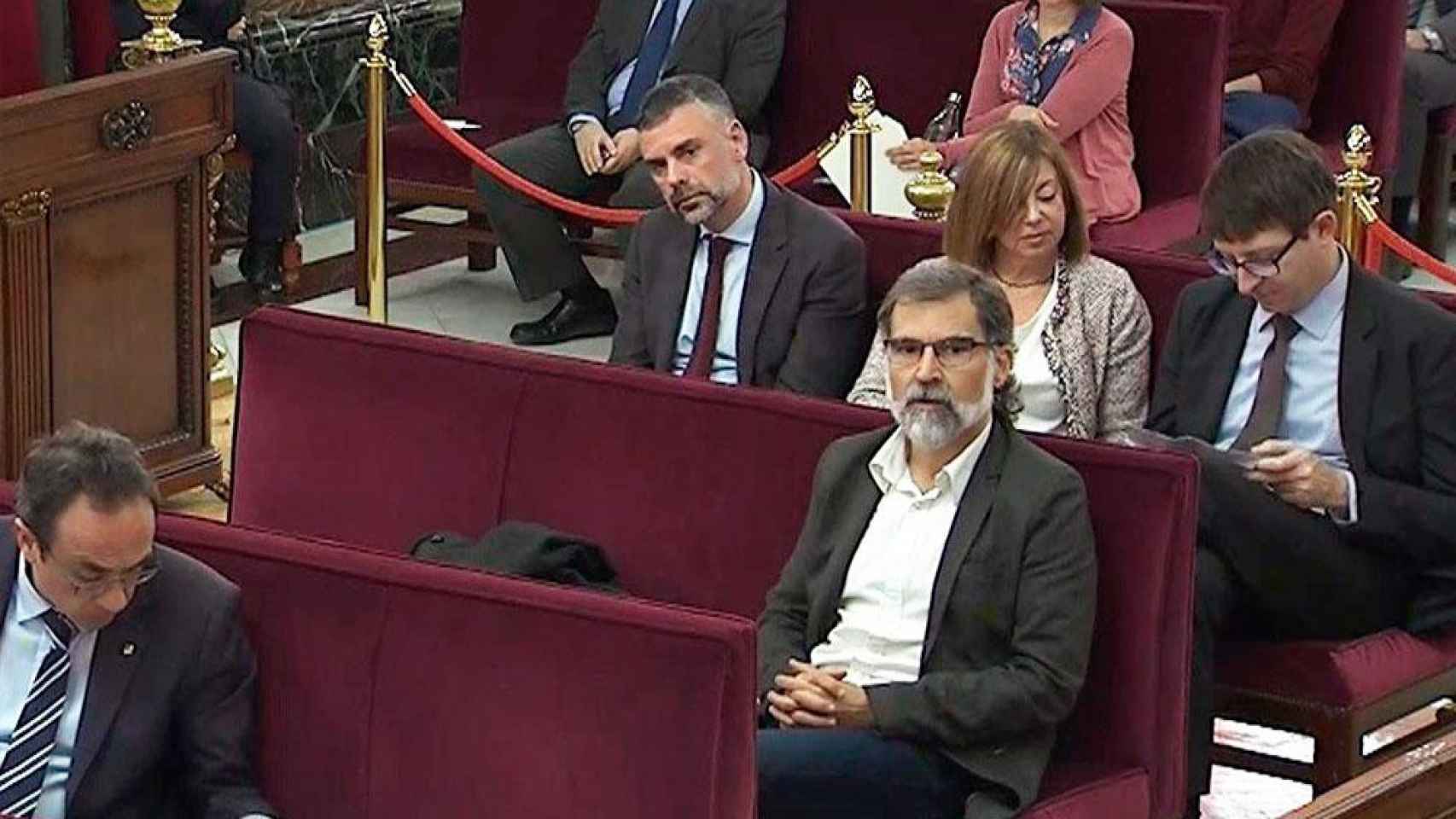 Jordi Cuixart (d), presidente de Òmnium Cultural, durante el juicio del 'procés' en el Tribunal Supremo / CG
