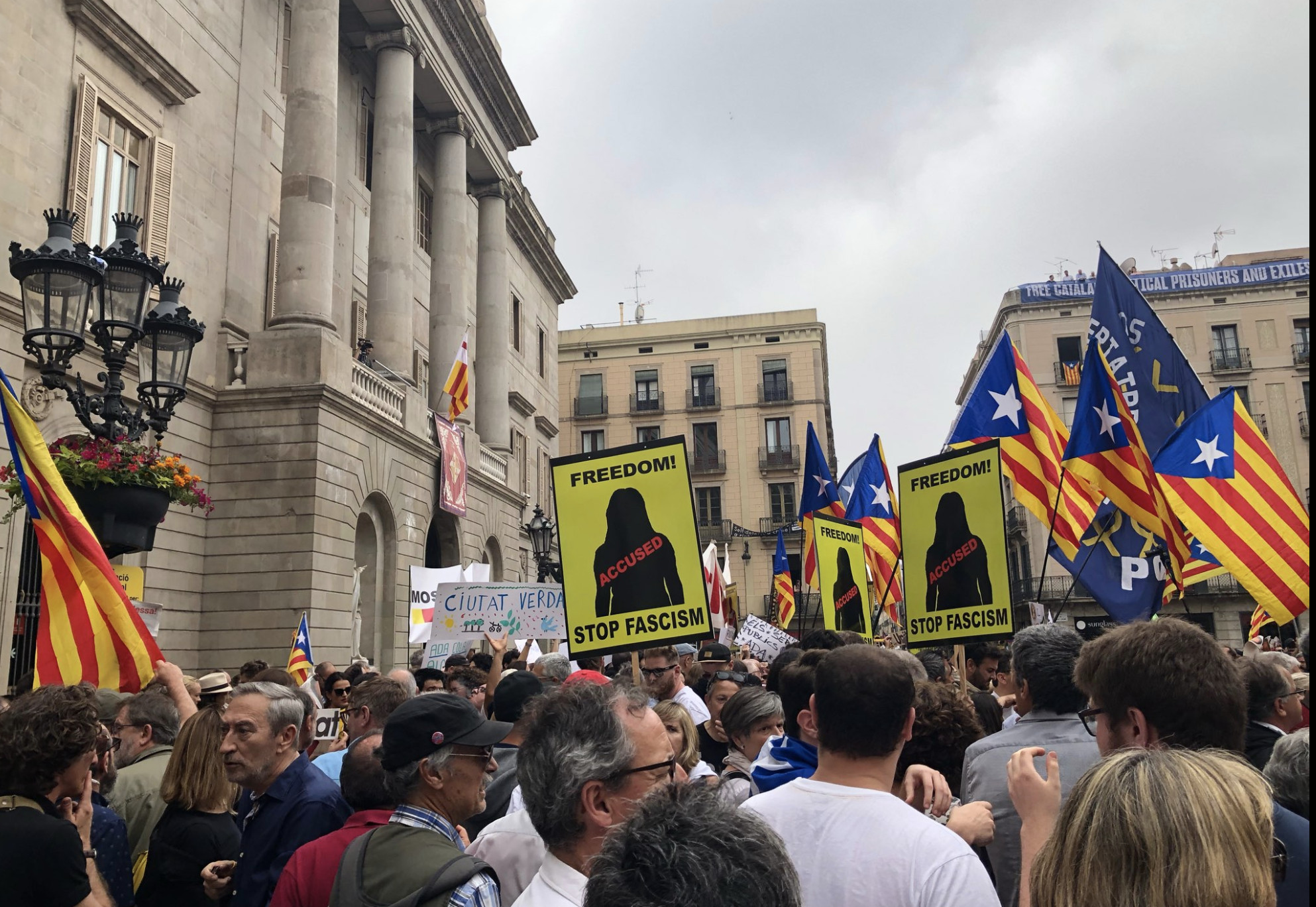 Escrache 'indepe' a Colau en Sant Jaume: respuesta de país en Cataluña / CG