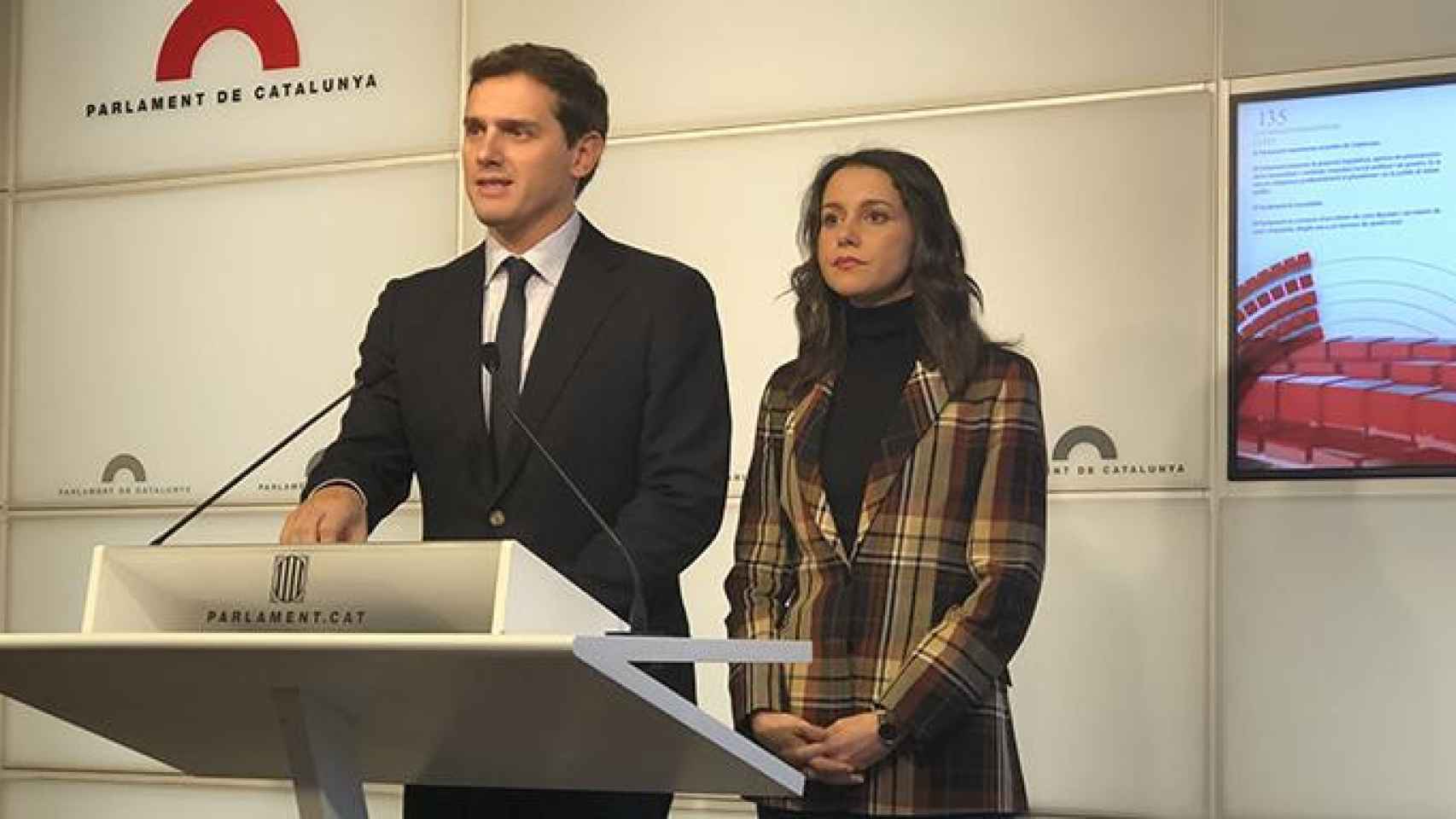El presidente de Ciudadanos Albert Rivera con la líder catalana del partido, Inés Arrimadas, en el Parlament / CG