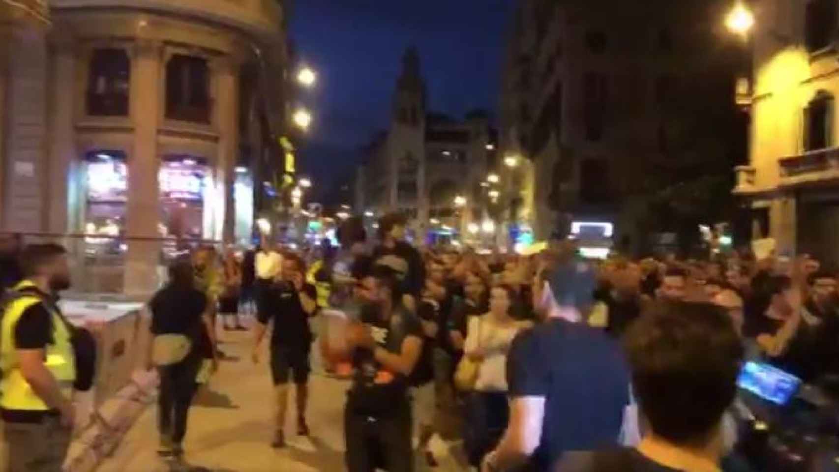 Mossos d'Esquadra aplaudiendo a la Policía Nacional en la manifestación de Barcelona el sábado / CG