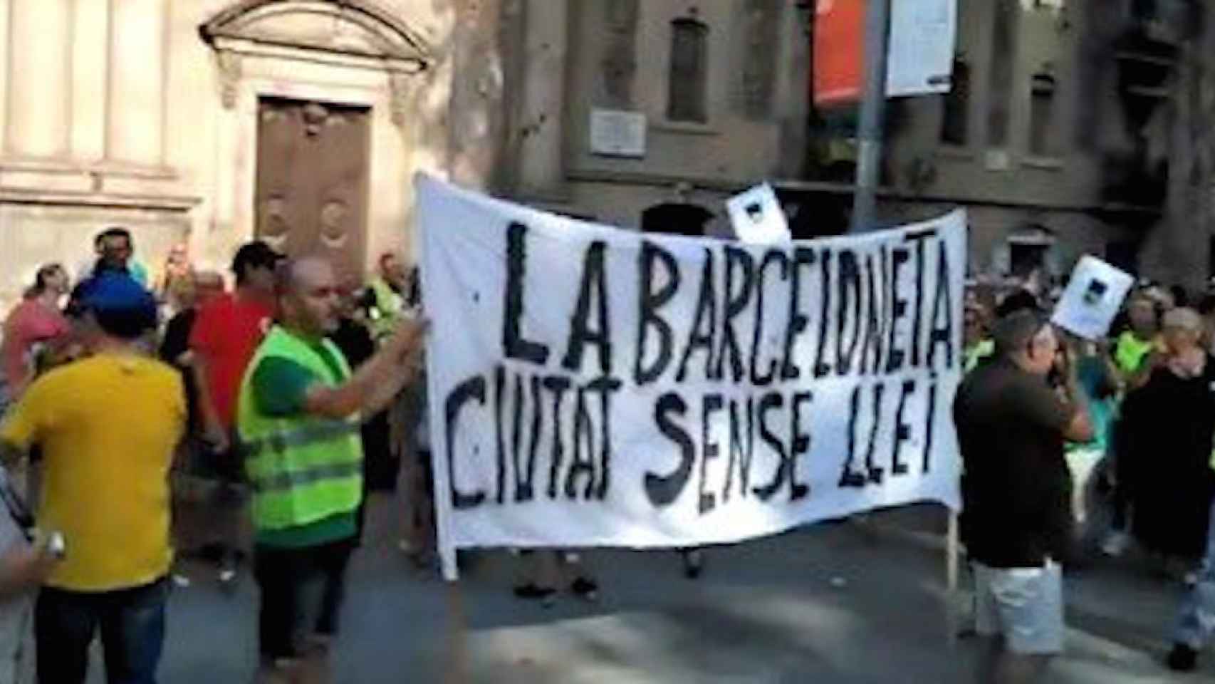 Una imagen de una de las pancartas de la manifestación vecinal de la Barceloneta