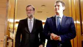 Mariano Rajoy y Albert Rivera, que puede aprovechar para Ciudadanos la situación del PP, similar a la del PSOE en los años noventa  / EFE