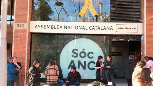 La entrada de la sede de la ANC, donde han acudido agentes de la Guardia Civil para realizar un registro / CG