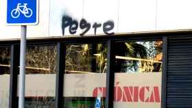 Pintadas en la fachada de la redacción de 'Crónica Global', en un nuevo acto vandálico / CG