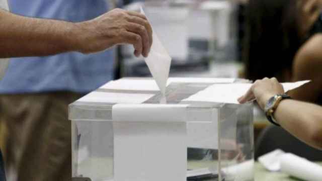 Un hombre deposita su voto en una urna en unas elecciones anteriores, en representación de la jornada de reflexión / EFE