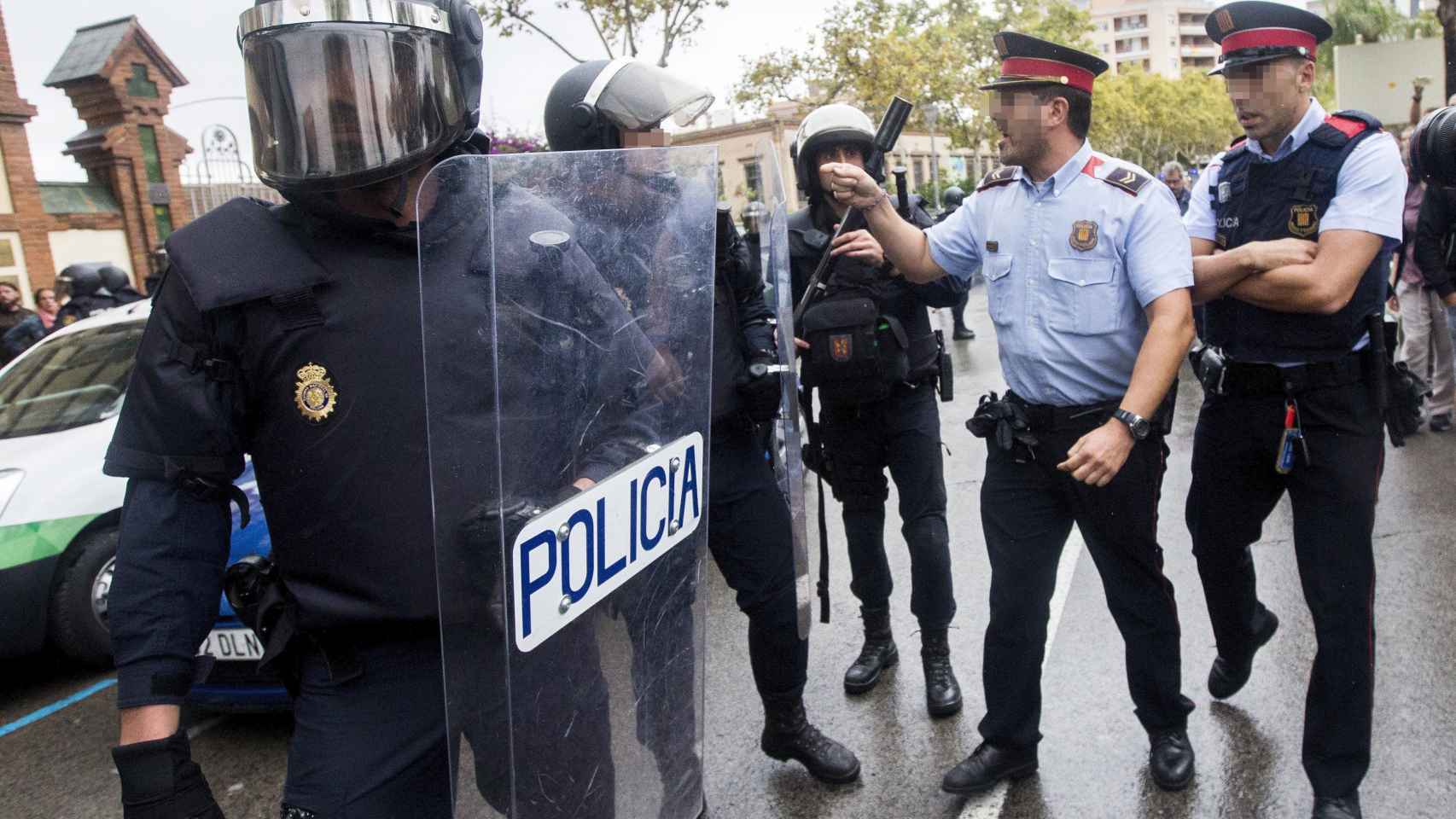 Varios agentes de Mossos y Policía Nacional: demasiada testosterona bajo el uniforme oficial / EFE