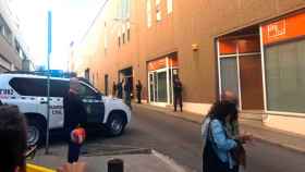 La Guardia Civil frente la oficina de Unipost en Terrassa / CG