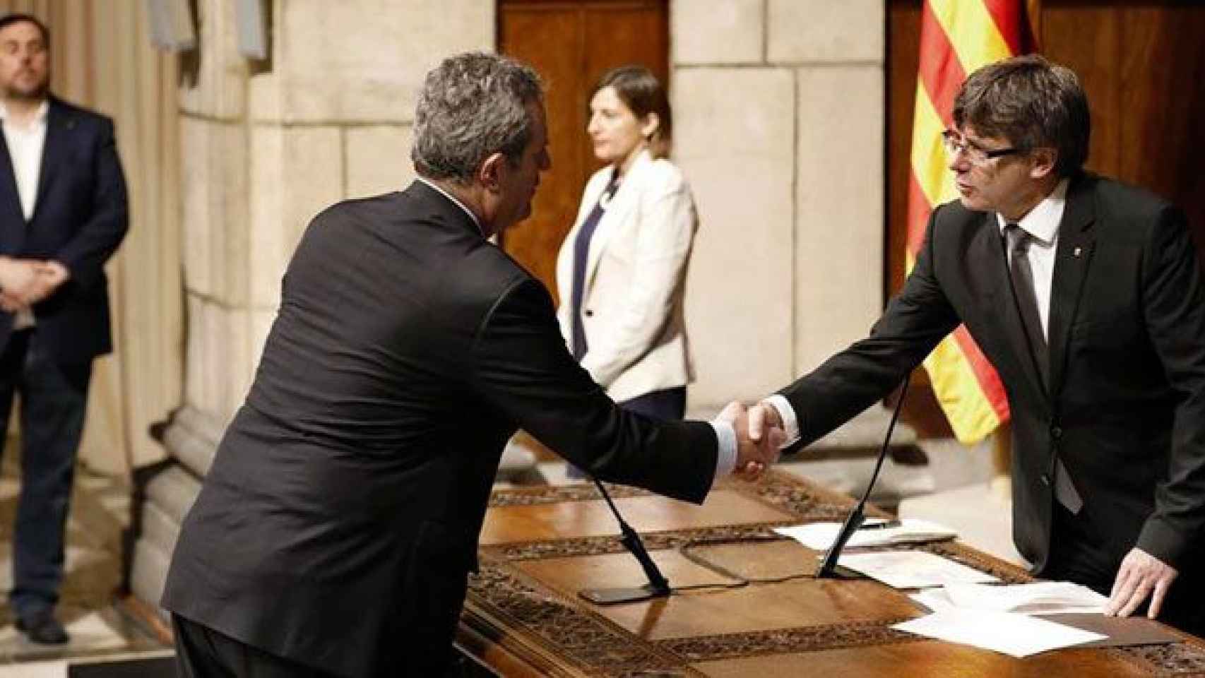 Joaquim Forn toma posesión como nuevo 'conseller' de Interior junto al presidente Carles Puigdemont / EFE