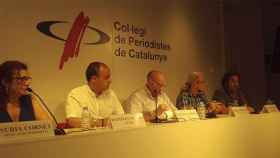 Miembros de UGT, CCOO, Intersindical – CSC, IAC, CGT y del sindicato de periodistas de Cataluña durante la presentación del manifiesto por la república / CG