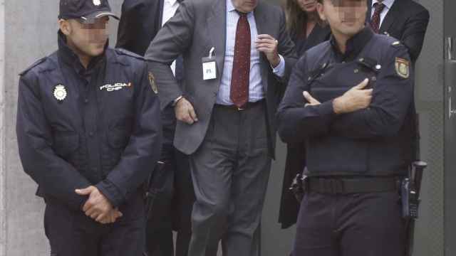 Luis Bárcenas y su equiopo de abogados en un descaso del juicio que se sigue por el 'caso Gürtel' / EFE