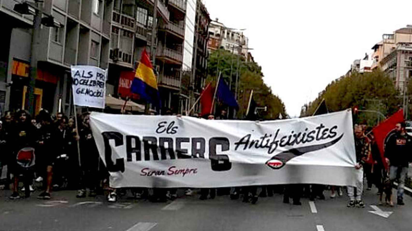 La manifestación antifasciscta del 12-O en Barcelona ha reunido a unas 300 personas en el centro de la capital catalana / CG
