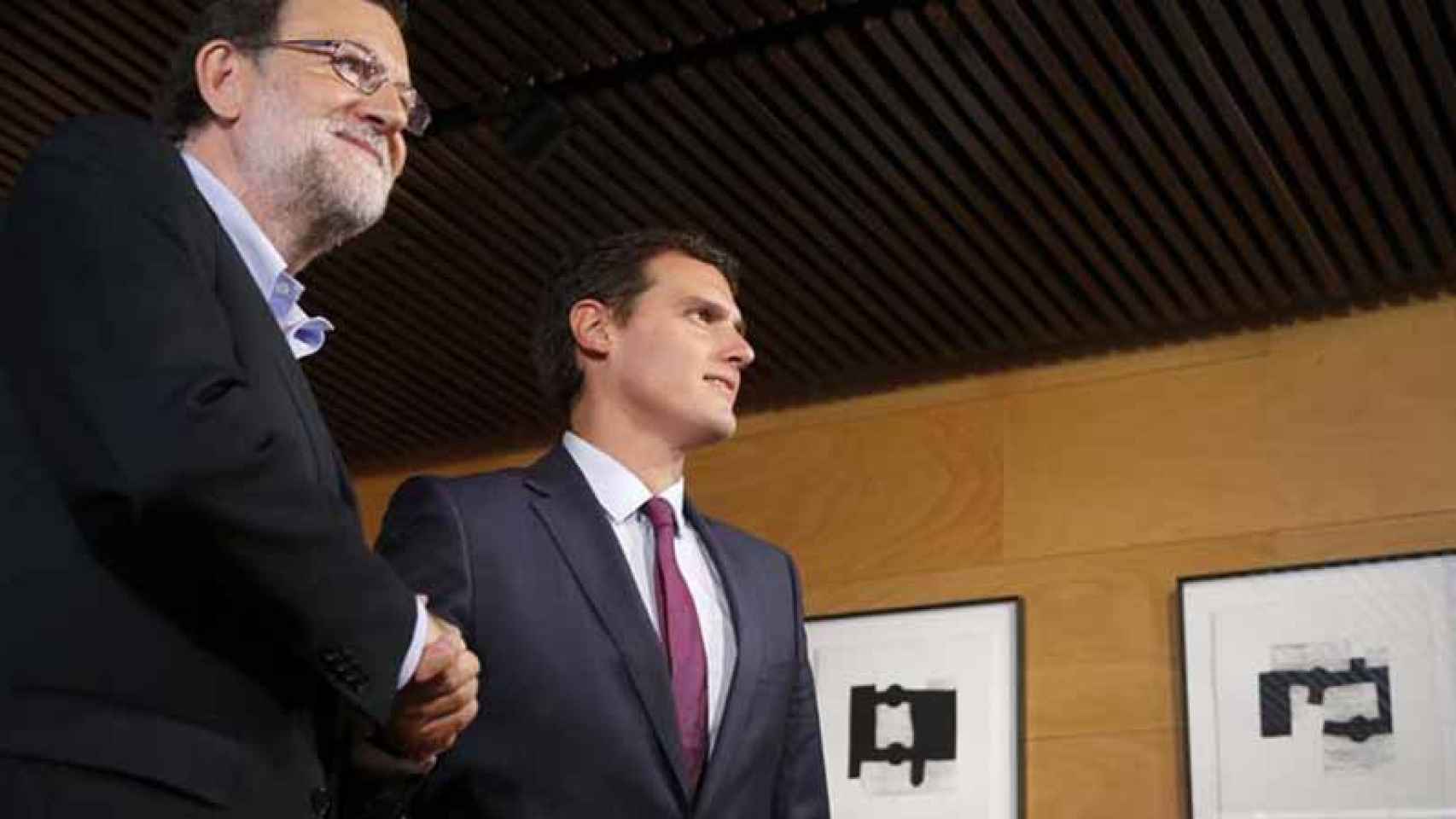 El presidente del Gobierno en funciones, Mariano Rajoy, y el líder de Ciudadanos, Albert Rivera, se saludan al inicio de la reunión que han mantenido hoy en el Congreso. / EFE