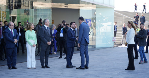 El presidente de la Generalitat, Pere Aragonès, saluda al presidente del Gobierno, Pedro Sánchez, a la entrada de las Jornadas del Círculo de Economía de 2022 / CG (Luis Miguel Añón)
