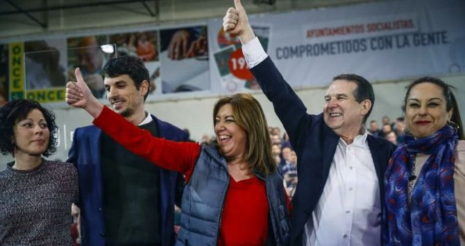 El alcalde de Gimenells, Dante Pérez (2i), junto a Susana Díaz en un acto previo a la campaña para las primarias del PSOE / FACEBOOK