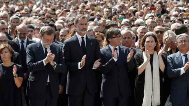 Felipe VI, Rajoy y Puigdemont, en la plaza de Cataluña, durante el homenaje a las víctimas de los atentados del 17A, una asociación que se disuelve este jueves / EFE