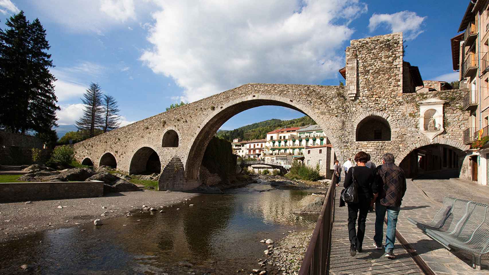 El Puente Nuevo, la imagen más emblemática de Camprodón y una de las visitas ineludibles del Pirineo catalán / MARIA GELI-PILAR PLANAGUMÀ