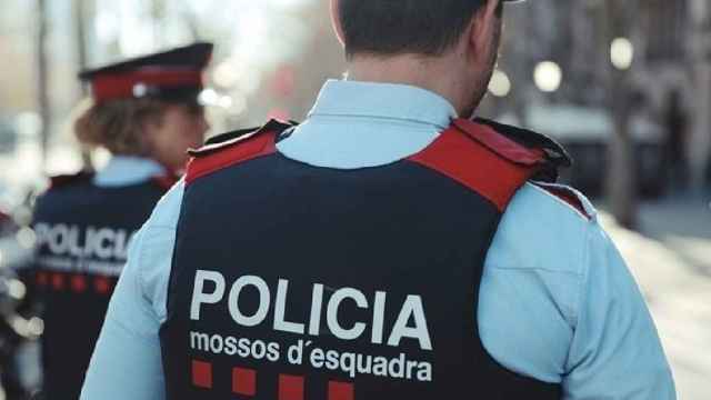 Agentes de los Mossos d'Esquadra, que han asumido la investigación del homicidio del Baix Penedès / MOSSOS