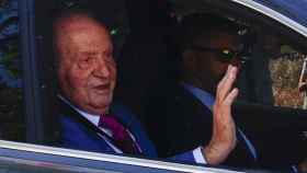 El rey Juan Carlos saluda a su llegada este lunes al Palacio de la Zarzuela de Madrid / EFE
