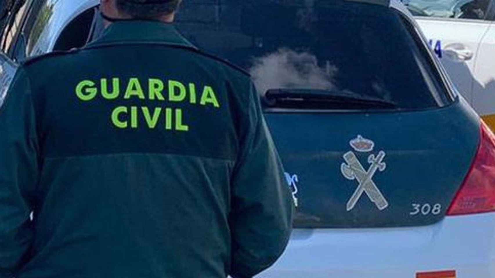 Un agente de la Guardia Civil, el cuerpo que investiga la muerte de una mujer en Miramar (Valencia) / EP