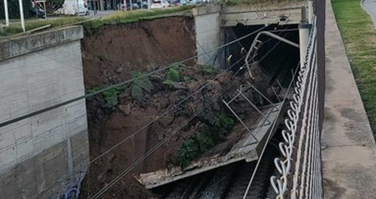 Caída de un muro de hormigón sobre las vías de Ferrocarrils de la Generalitat en Terrassa / @Nestor_Serveto (TWITTER)