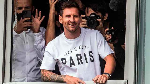 Leo Messi saluda a los aficionados tras su llegada a París / Christophe Petit Tesson (EFE)