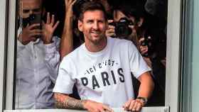Leo Messi saluda a los aficionados tras su llegada a París / Christophe Petit Tesson (EFE)