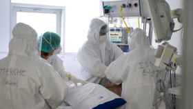 La unidad de cuidados intensivos de un hospital en una imagen de archivo / EFE