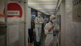 Varios sanitarios protegidos en una uci del Hospital del Mar, en Barcelona / DAVID ZORRAKINO - EUROPA PRESS