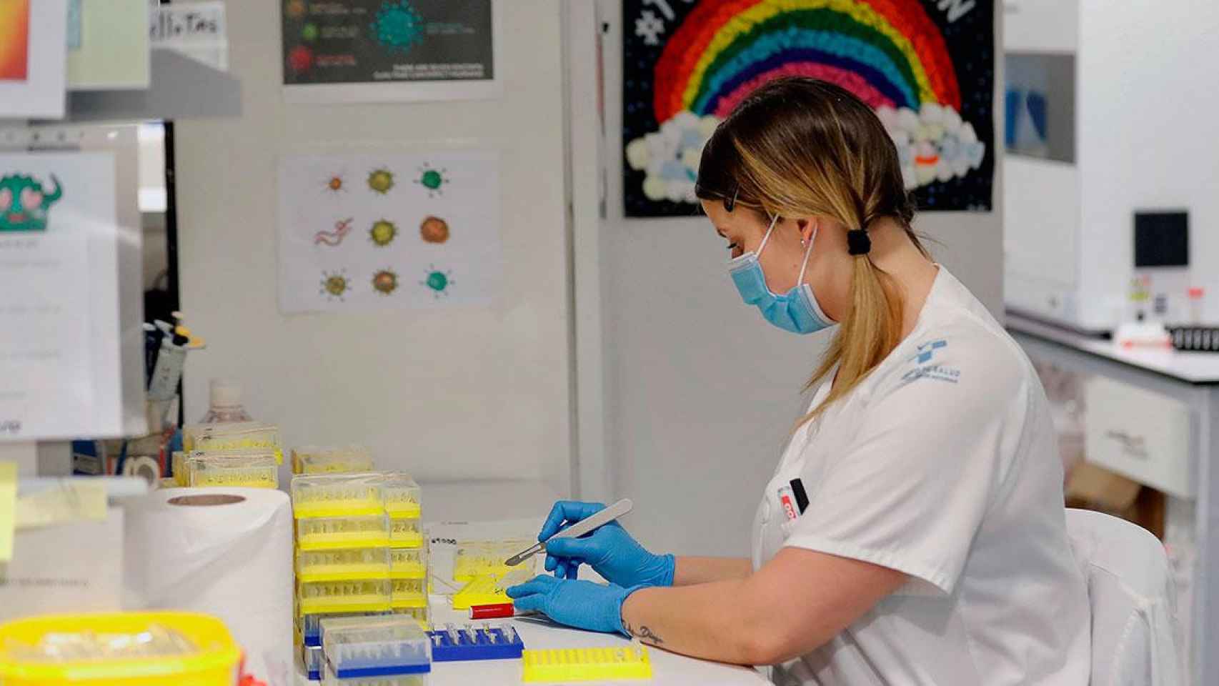 Una profesional sanitaria analiza pruebas diagnósticas de coronavirus en un hospital de España / EFE