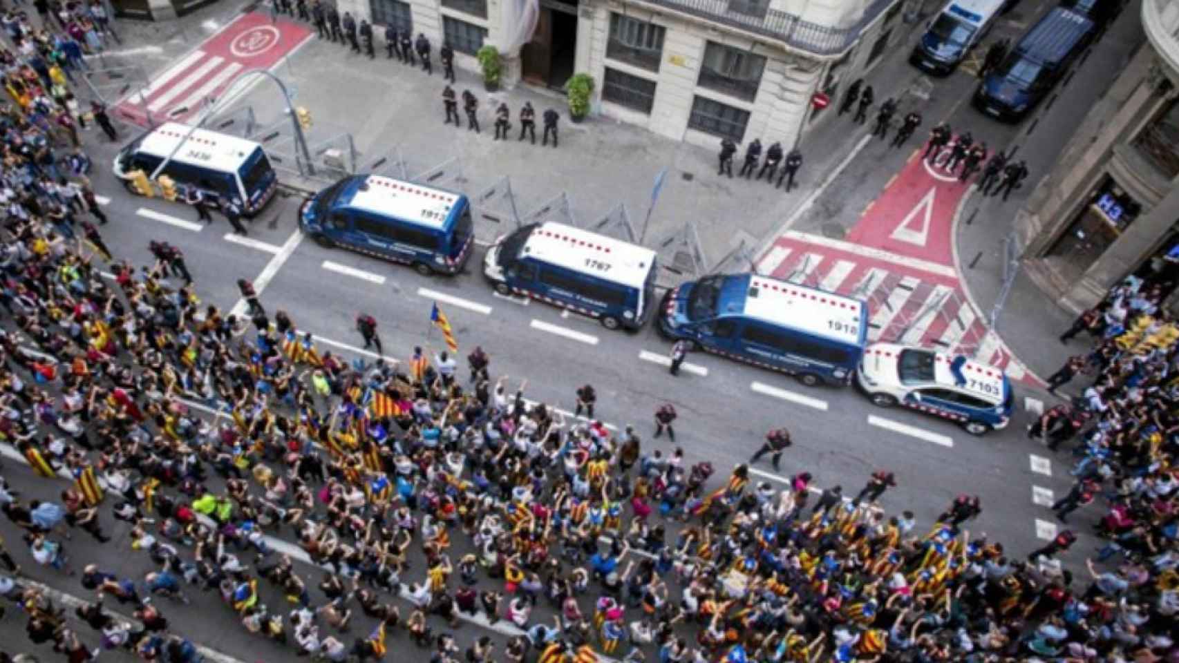 Una concentración de independentistas ante la jefatura superior de Policía de Cataluña