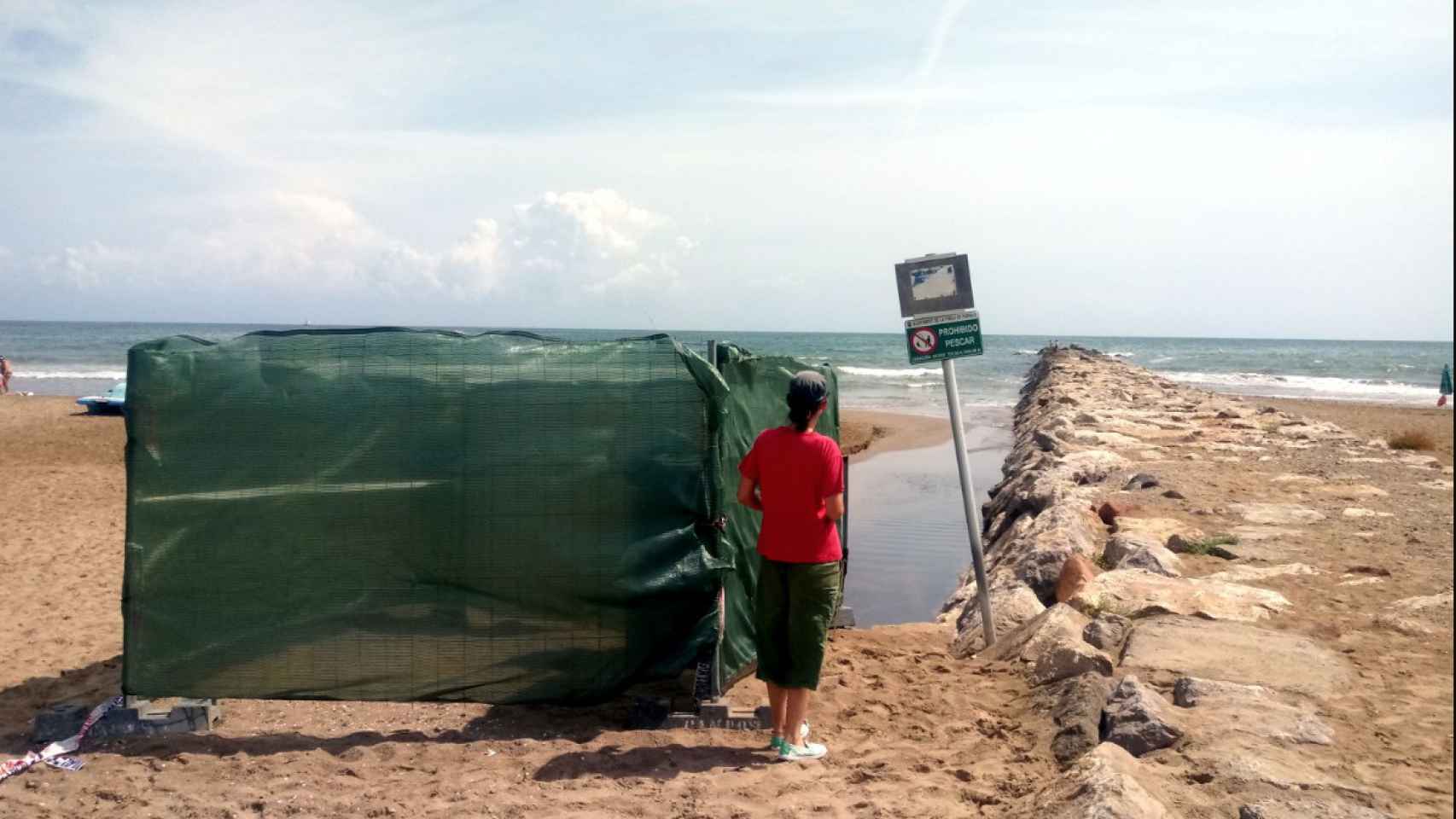 Punto de cloro instalado en una playa de Valencia para tapar la presencia de aguas fecales / ECOLOGIAS EN ACCIÓN