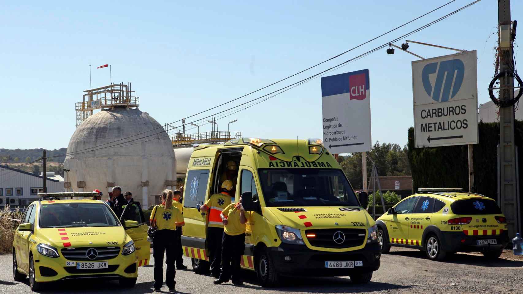 Unidades del Servei de Emergències Mèdiques en Carburos Metálicos de Tarragona tras el accidente con un muerto y un herido / EFE