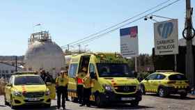 Unidades del Servei de Emergències Mèdiques en Carburos Metálicos de Tarragona tras el accidente con un muerto y un herido / EFE
