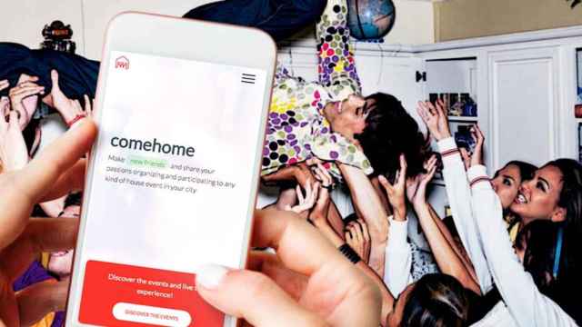Un joven utiliza la aplicación 'Comehome' para montar una fiesta en su casa / CG