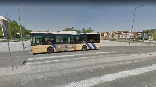 Un autobús en la zona aproximada en la que se produjo el robo tras la agresión sexual en el vehículo / GOOGLE MAPS