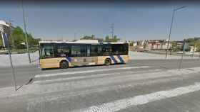 Un autobús en la zona aproximada en la que se produjo el robo tras la agresión sexual en el vehículo / GOOGLE MAPS