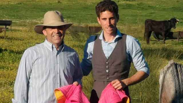 El novillero Abel Robles (i), junto al presidente de la FTL, Victorino Martín / PILAR MARTÍN