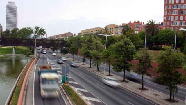 Imagen de la Ronda Litoral, vía de entrada a Barcelona cortada por la caída de carga de un camión / CG