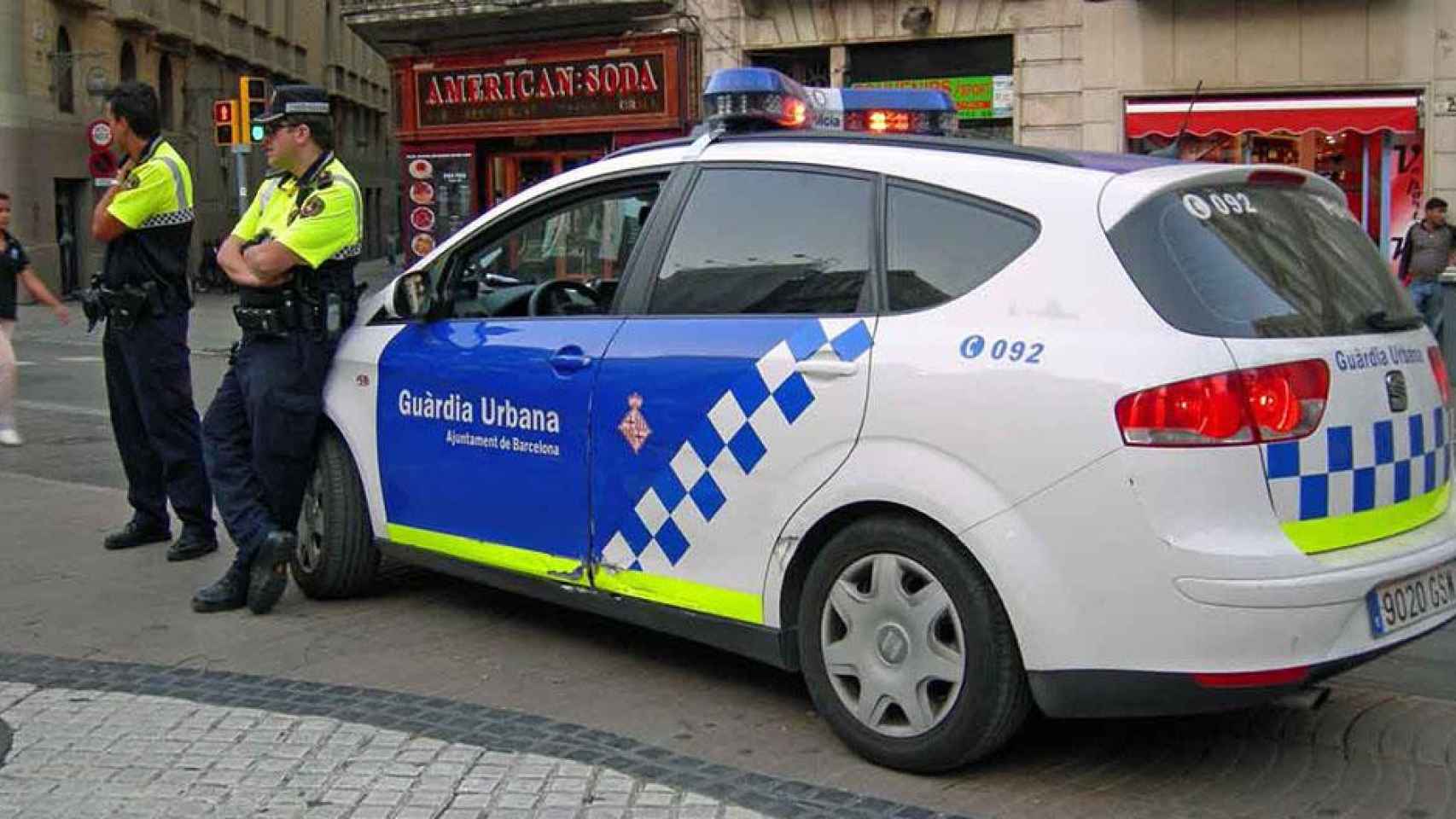 Una patrulla de la Guardia Urbana en Barcelona / ARCHIVO