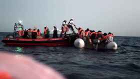 Imagen del rescate en la madrugada del domingo de parte de las 629 personas que están a bordo del Aquarius / EFE