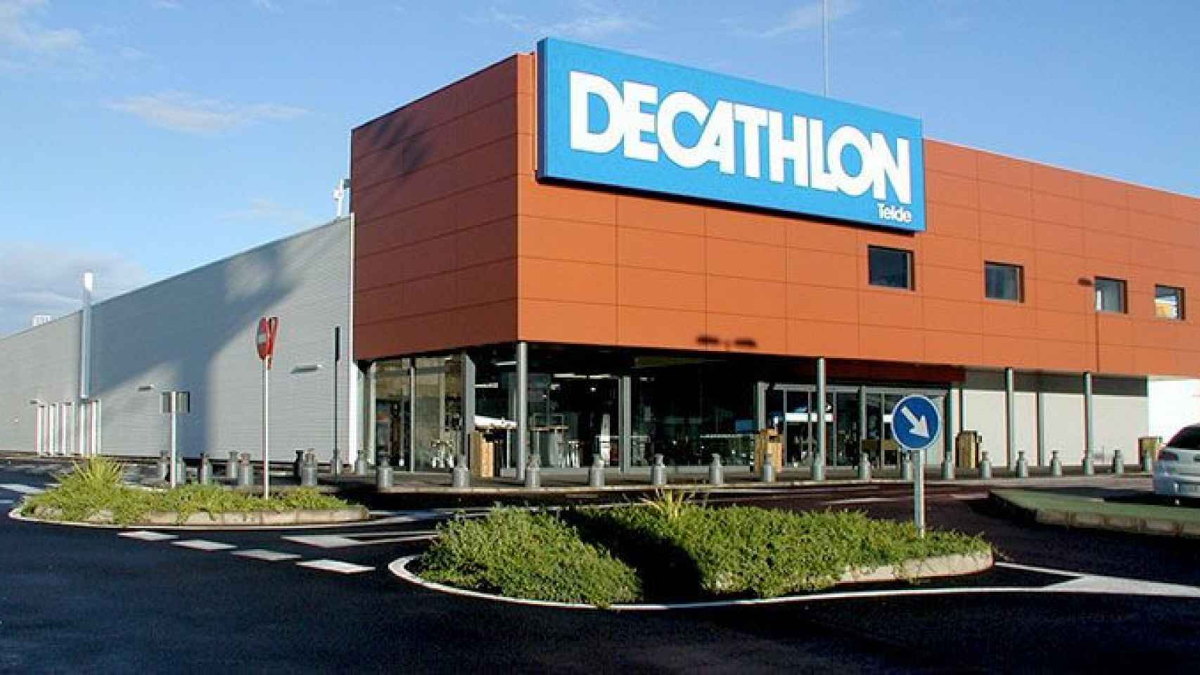 El centro comercial Decathlon, que fue atracado con violencia, está situado en un polígono industrial en las afueras de Terrassa / CG