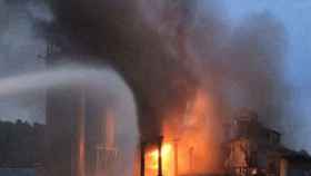 Controlado un incendio decretado en una fábrica de Sant Cugat / BOMBERS DE LA GENERALITAT