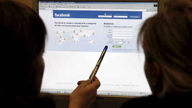 Dos usuarias examinan la página principal de Facebook / EFE