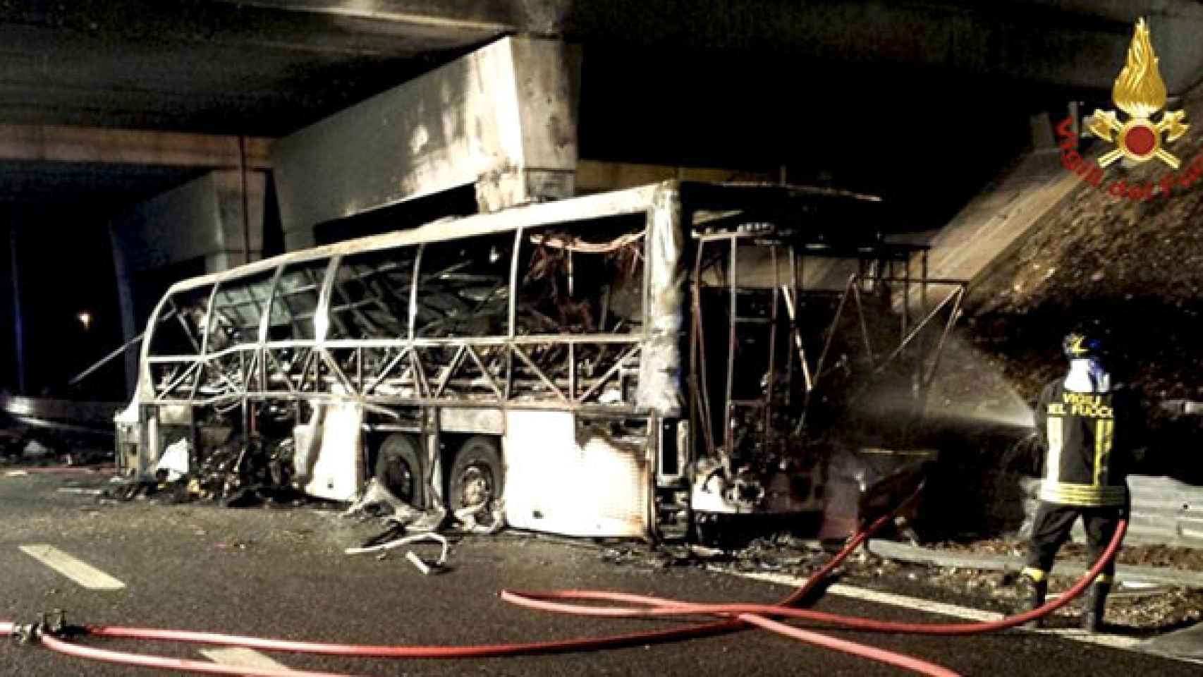 imagen difundida por las autoridades italianas tras el accidente de autocar de esta medianoche / EP
