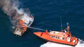 Un barco de Salvamento Marítimo durante el rescate de un buque incendiado / CG