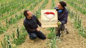 Dos agricultores italianos crean 'KissinGarlic'.
