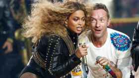 Beyoncé (i) y Coldplay amenizaron la media parte de la Superbowl.