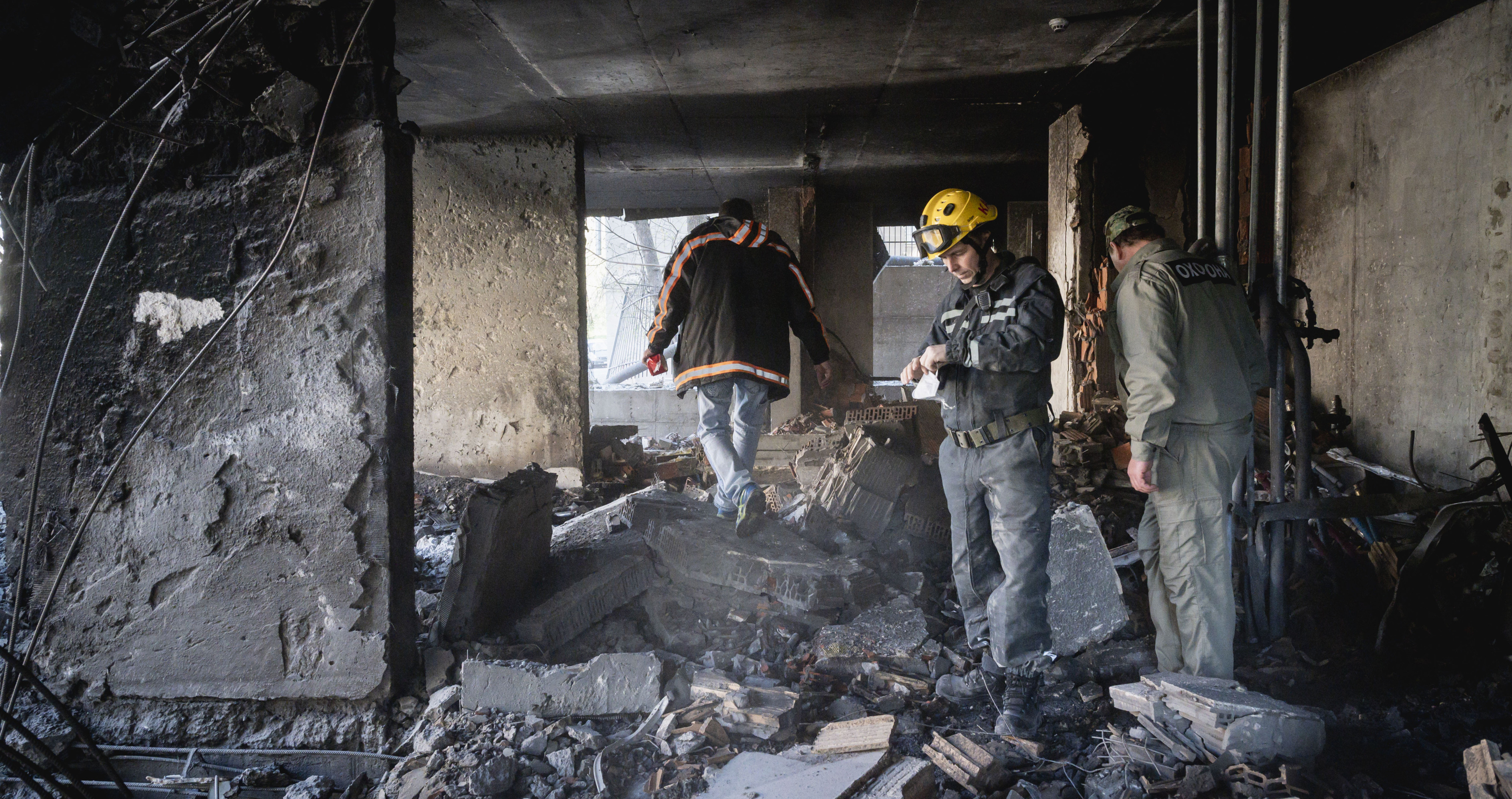  Los equipos de rescate buscan supervivientes entre los restos de un edificio alcanzado por un misil ruso en el distrito de Schevchenko, en Kiev / EP