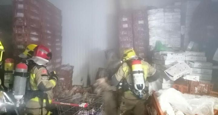 Bomberos sofocan las llamas en el almacén de un matadero en L'H / BOMBERS