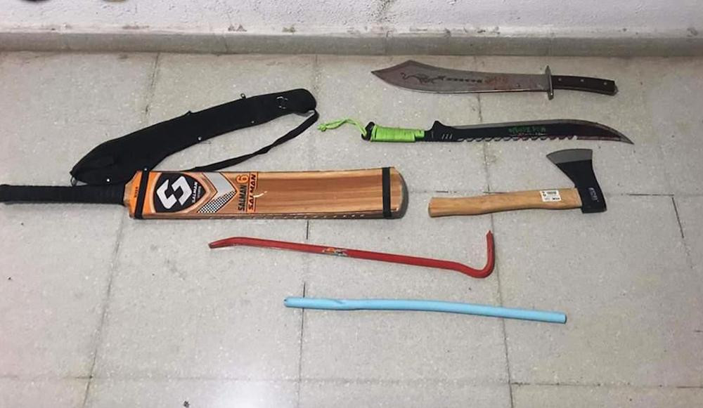 Armas que se utilizaron durante la pelea mortal de Gorg (Badalona), incluido un bate de críquet (izquierda) / CG